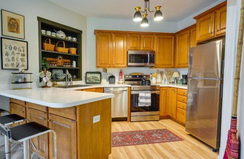 Granville Apartment | Charming Granville Home with Porch - Walk Downtown!