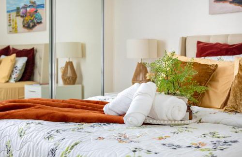 Coolbellup House | Charming Hampton-Style Retreat,Tranquil Private Bedroom with Shared Bathroom