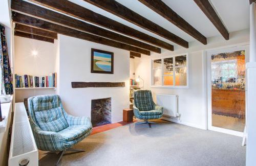 East Worldham House | Charming Hilltop Cottage with Panoramic Views