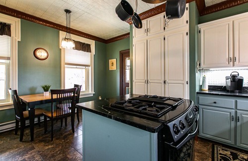 Dubuque House | Charming Historic 4 Bedroom with Hot Tub