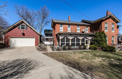 Dubuque House | Charming Historic 4 Bedroom with Hot Tub