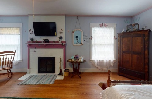 Wausau Bed & Breakfast | Charming, Historic bed & breakfast in awesome Wausau with WiFi, AC & parking