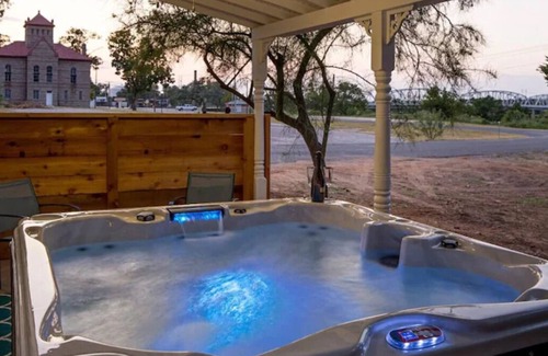 Llano Cottage | Charming Historic lodging on the outer banks of the Llano River
