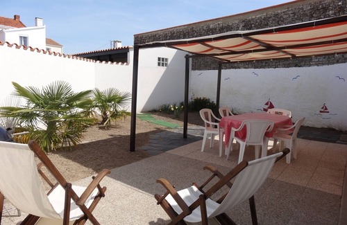 LʼAiguillon-sur-Mer House | Charming House Near Beach & Shops – Sunlit Getaway for 4
