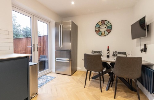 Bromsgrove House | Charming Home in Bromsgrove: Perfect for Groups