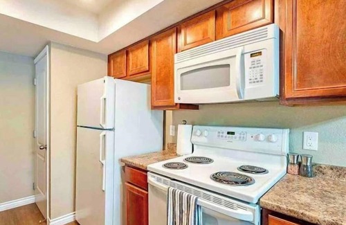 East Mesa Condo | Charming Home | King Bed, Pool, Hot Tub, Fireplace