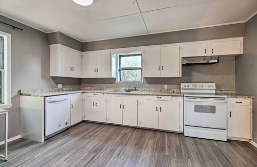 Belton House | Charming Home w/Deck < 1 Mi to Belton Lake!