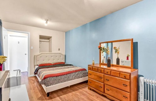 Langley Villa | Charming Home with 12 Bedroom, Pool, River & More