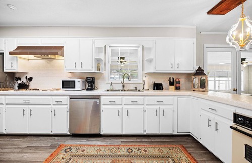 Valdosta House | Charming Home with Sunroom, King Bed, TV's & Playground