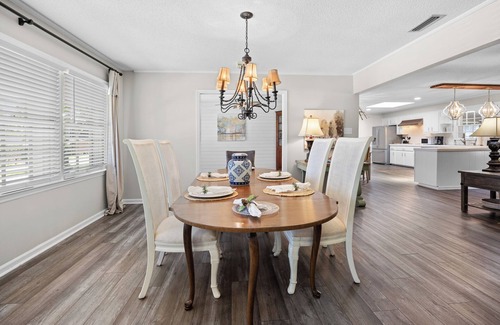 Valdosta House | Charming Home with Sunroom, King Bed, TV's & Playground