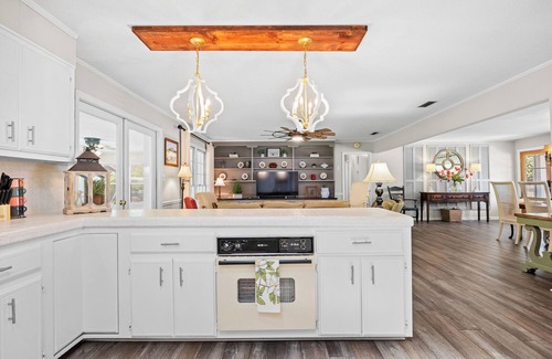 Valdosta House | Charming Home with Sunroom, King Bed, TV's & Playground