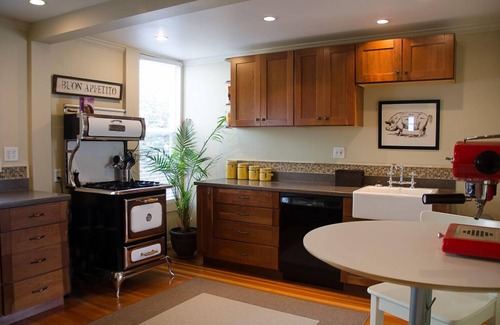 Newberg Cottage | Charming home within walking distance of gourmet dining, wine tasting & shopping