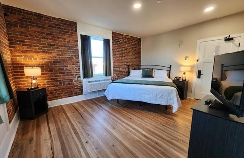Downtown Hotel | Charming Hotel in Downtown Griffin! Walking Distance to Many Restaurants!