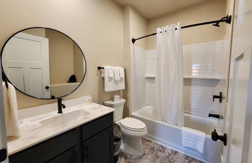 Downtown Hotel | Charming Hotel in Downtown Griffin! Walking Distance to Many Restaurants!