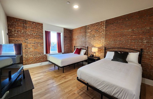 Downtown Hotel | Charming Hotel in Downtown Griffin! Walking Distance to Many Restaurants!