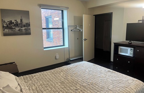 Rochester Hotel | Charming Hotel Rooms w/bar, pool tables, dart board and restaurant downstairs