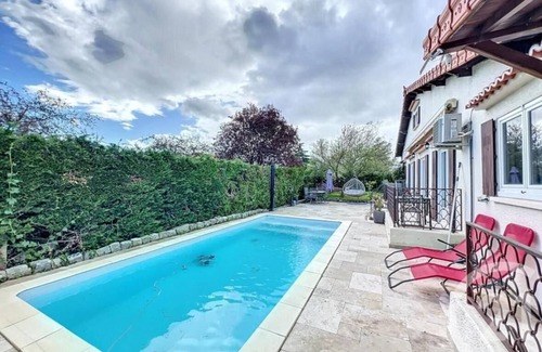 Cournon-dʼAuvergne House | Charming house with swimming pool