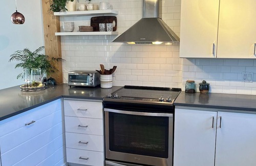 Hull House | Charming House, 5 Minutes to Chelsea & 10 Minutes from Ottawa Byward Market n
