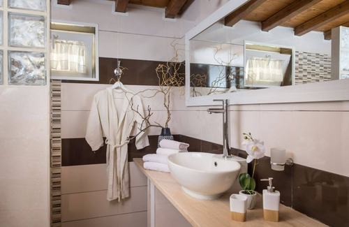 Caprarola House | Charming house at lake near Rome: 650m asl, pool, view, WiFi, kayak canoe