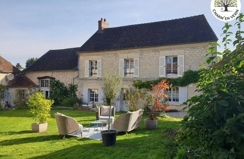 Chars House | Charming house with garden and fireplace