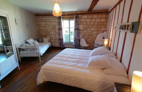 Chars House | Charming house with garden and fireplace