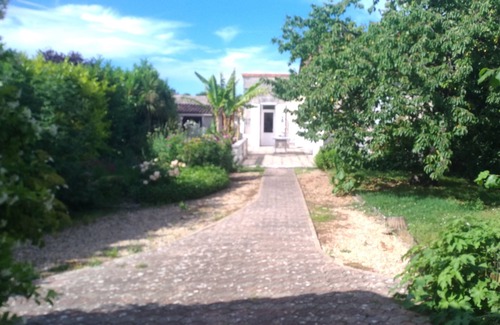 Cognac House | Charming house * in an enclosed wooded garden, 3 bedrooms, 4 double beds.n