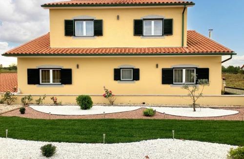 Aguiar da Beira House | Charming House in Cortiçada with Balcony and Mountain View