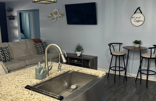 Donna House | Charming house in Donna with Above ground pool & patio space