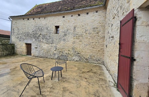 Coulaures Cottage | Charming House in Perigord: Enclosed Garden, Fireplace, Nearby Rivers, Baby Essentials, Pet-Friendly
