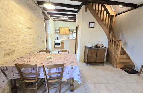 Aubas Cottage | Charming house with terrace, pets allowed
