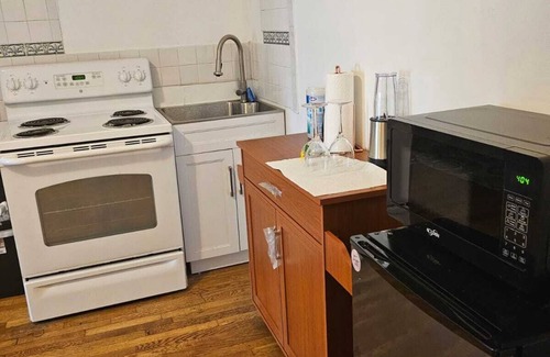 Ampere House | Charming house with AC in East Orange - Perfect for a getaway