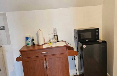 Ampere House | Charming house with AC in East Orange - Perfect for a getaway