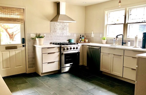 Sewickley House | Charming Hydrangea Cottage in Sewickley Village 4bd/1.5 b - 20 min to Pittsburgh