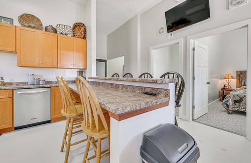 Ellston House | Charming Iowa Home: 1 Mi to Golf