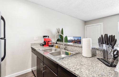 Riverside Apartment | Charming King Bed 1BR w Pool 5 Min to DT