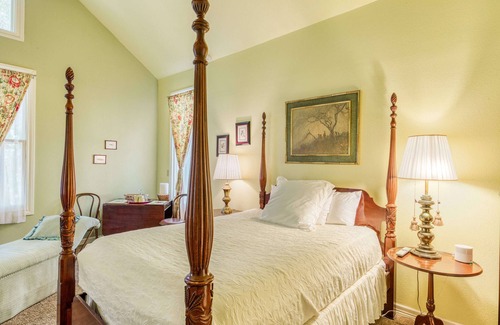 Arsenal Bed & Breakfast | Charming King William Studio | River Walk | Pearl