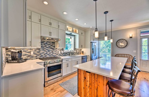 North East House | Charming Lake Erie Getaway: Walk to Beach!