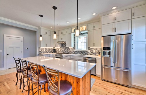 North East House | Charming Lake Erie Getaway: Walk to Beach!