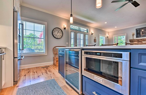 North East House | Charming Lake Erie Getaway: Walk to Beach!