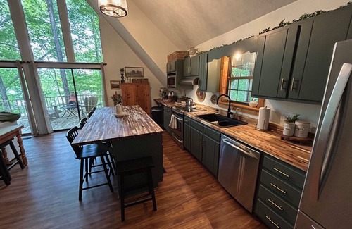 Cub Run Cabin | Charming lake front 3-bedroom/loft cabin w/AC, WiFi in delightful Cub Run, KY.