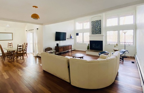 Goshen House | Charming lake house- 5 mins from the lake access point!