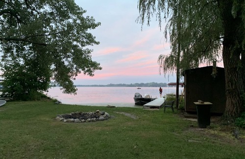 Wind Lake House | Charming Lake House ⭐️ Swim - Fish - Boat - Relax ⭐️