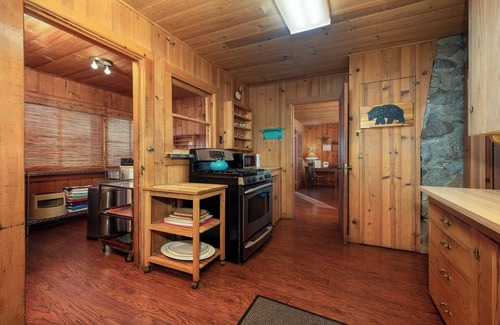 Elk Point House | Charming Lake Tahoe Cabin walking distance to beach! (EP432)