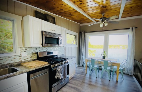 North Hero Cottage | Charming Lakefront Cottage with Bird's Eye Views
