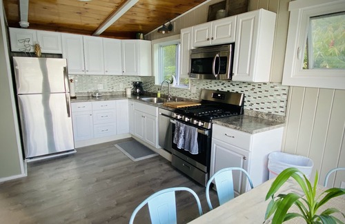 North Hero Cottage | Charming Lakefront Cottage with Bird's Eye Views