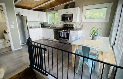 North Hero Cottage | Charming Lakefront Cottage with Bird's Eye Views