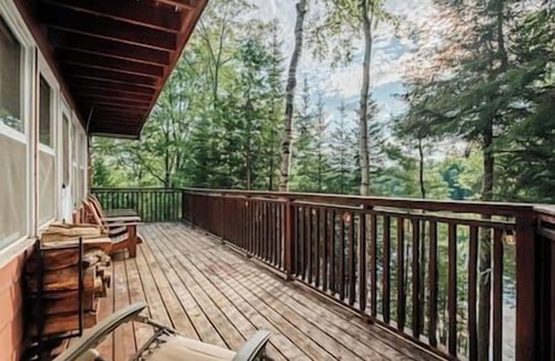 Faraday House | Charming Lakefront Cottage w/Hot Tub & Fire Pit, WiFi