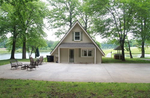 Kernersville Cottage | Charming Lakefront Cottage in Kernersville - Relax with nature!