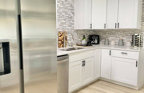 Palm Harbor House | Charming large 2-bedroom house 15 min to beach