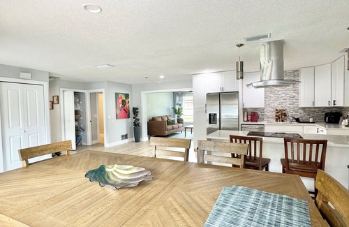 Palm Harbor House | Charming large 2-bedroom house 15 min to beach